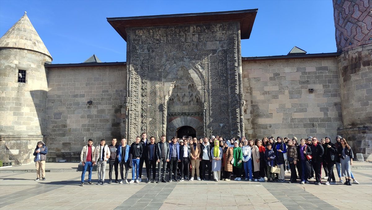 Erzurum'da yeni gelen öğrencilere şehir tanıtımı yapıldı