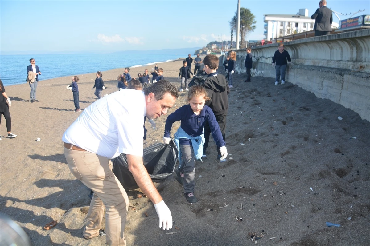 Akçakoca\'da öğrenciler sahilde temizlik yaptı