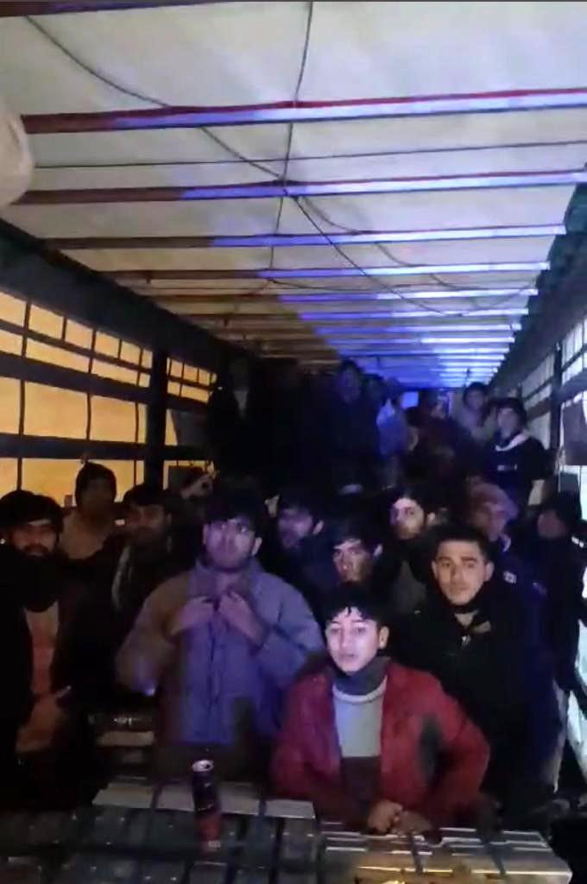 Ağrı\'da tırda yapılan aramada 48 düzensiz göçmen yakalandı