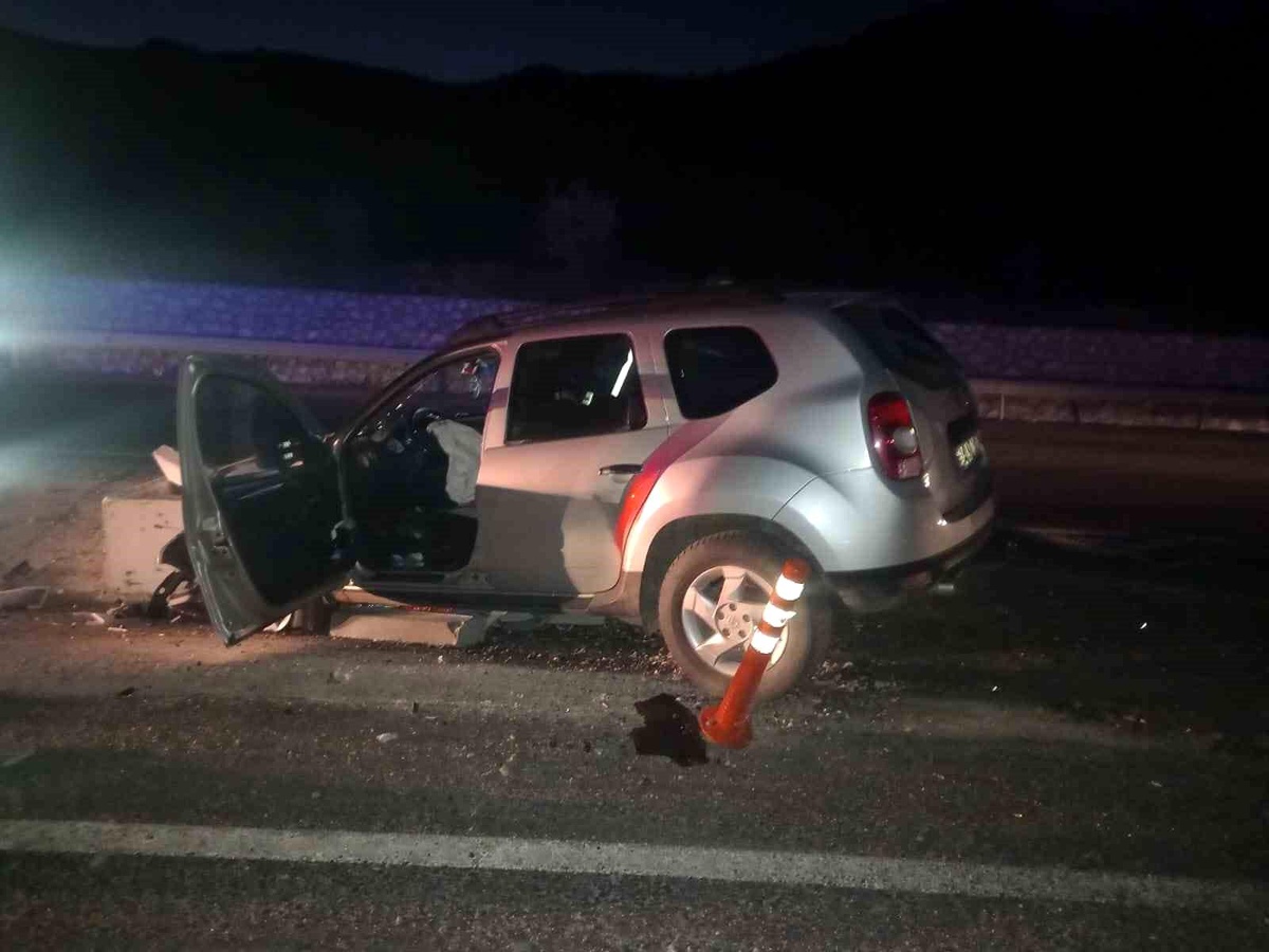 Amasya\'da Kontrolden Çıkan Otomobilin Kazası: 2 Kişi Yaralandı