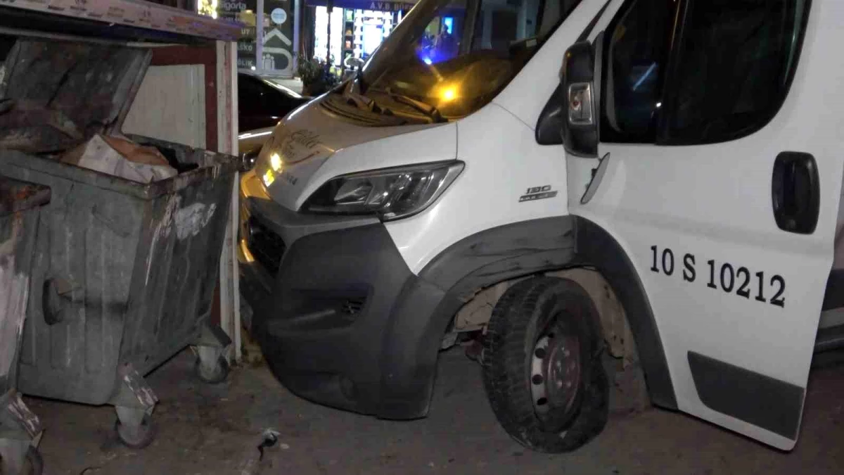 Bursa\'da Polisten Kaçan Şüpheli Çaldığı Servis Aracıyla Kaza Yaptı