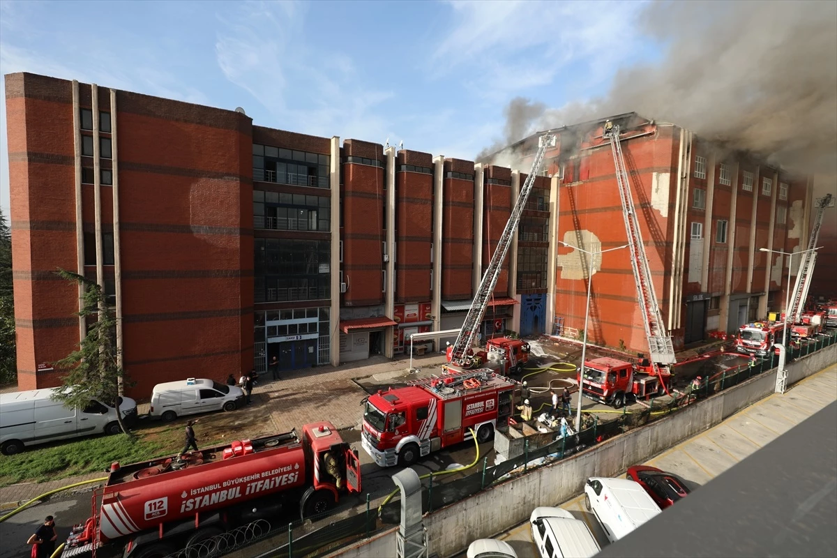 Başakşehir\'de İş Merkezinde Yangın Çıktı