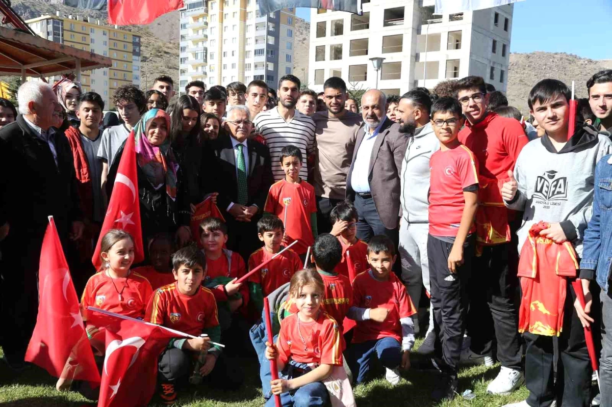 Kayseri Büyükşehir Belediye Başkanı, Altınoluk Sosyal Yaşam Merkezi Temel Atma Töreni\'ne Kayserispor\'u da davet etti