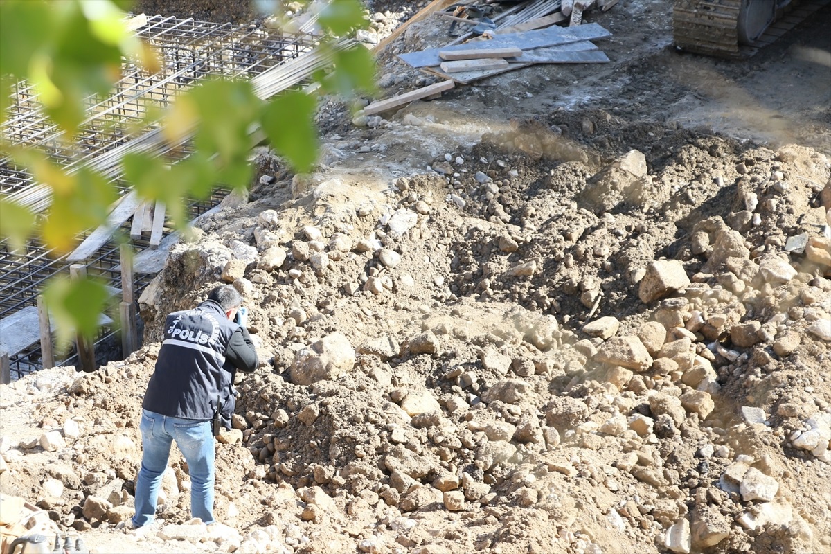 Bayburt\'ta Köprü Yenileme Çalışmaları Sırasında Patlamamış Top Mermisi Bulundu