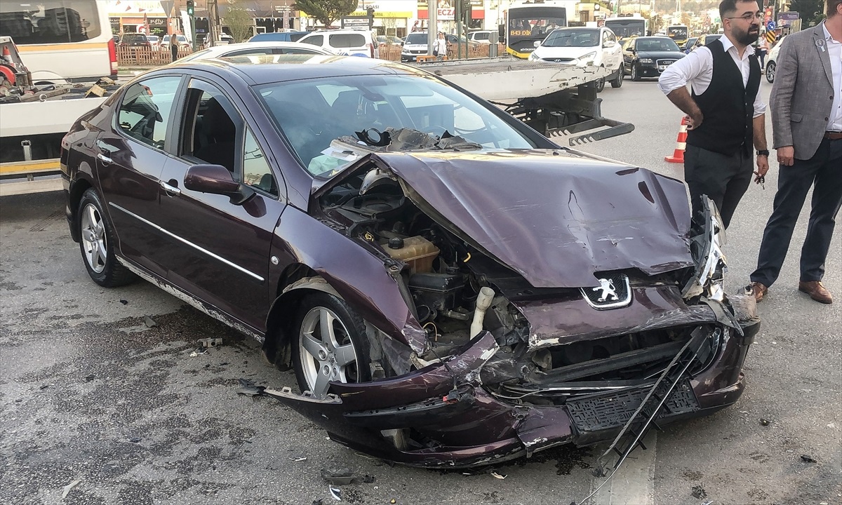 Bursa\'da Ambulans ile Otomobil Çarpıştı: 2 Yaralı