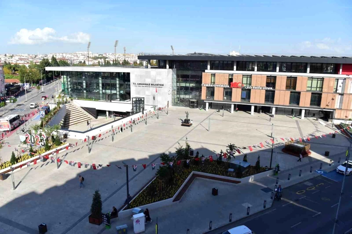 Çanakkale Belediyesi Yeşil Yerel Yönetim ve Kültür Merkezi Binası Meydanı, \'100. Yıl Cumhuriyet Meydanı\' olarak adlandırıldı