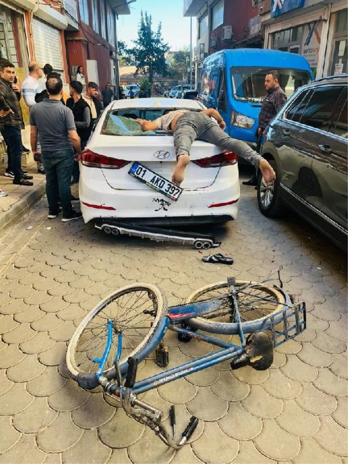 Bisiklet sürücüsü otomobile çarptı, başı camdan içeri girdi