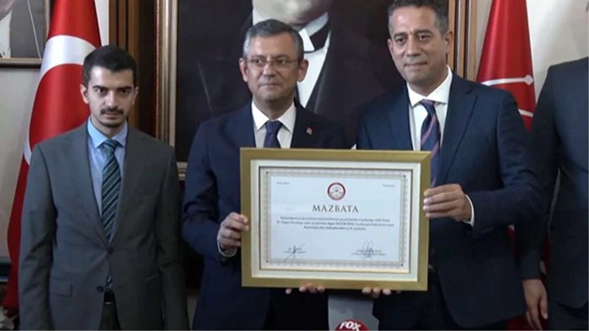 CHP Genel Başkanı seçilen Özgür Özel, mazbatasını aldı