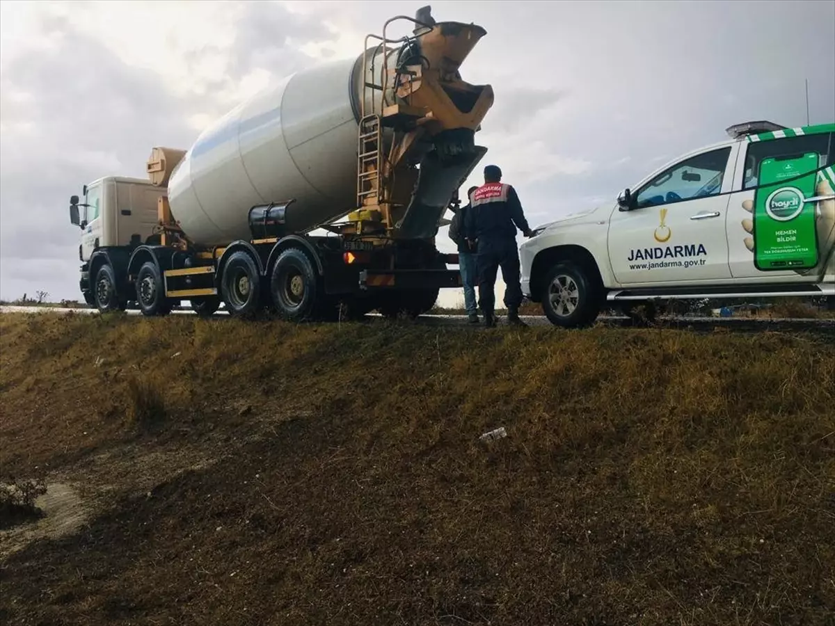 Edirne\'de yol kenarına beton döken mikser şoförüne para cezası