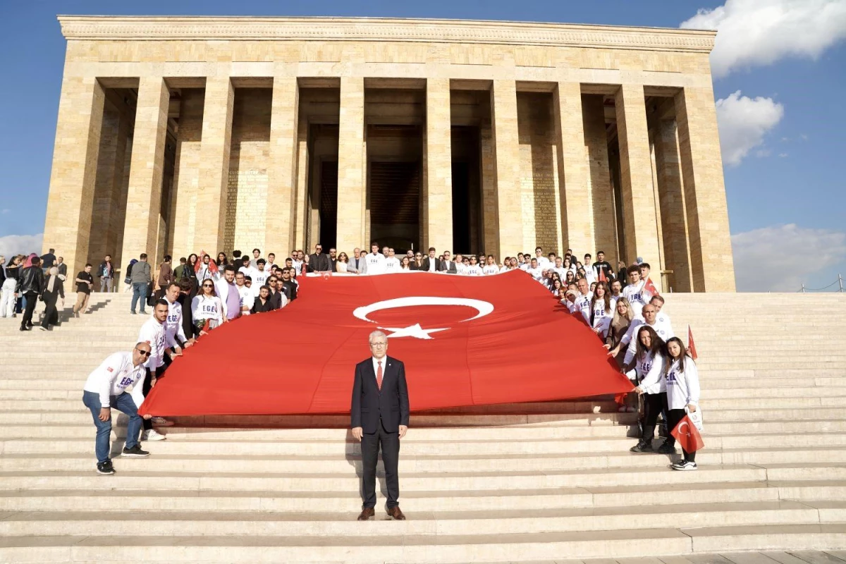 Ege Üniversitesi Heyeti, Cumhuriyetin 100. Yılında Atatürk\'ün huzurunda