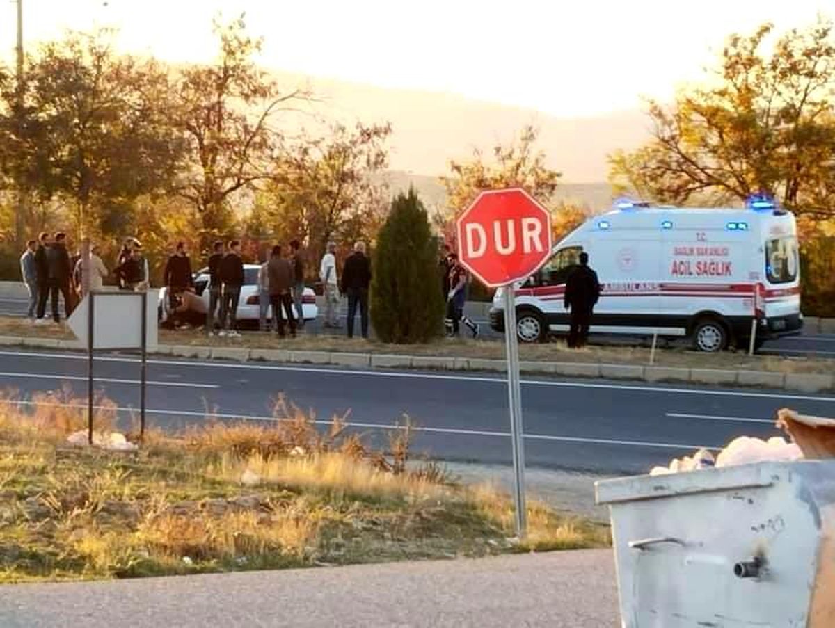 Elazığ\'da Hafif Ticari Araç ile Otomobil Çarpıştı: 1 Yaralı