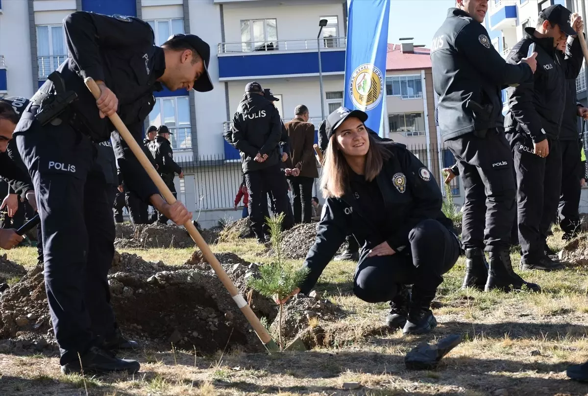 Erzurum Emniyet Müdürlüğü Polis Memurları Anaokulu Öğrencileriyle Fidan Dikti