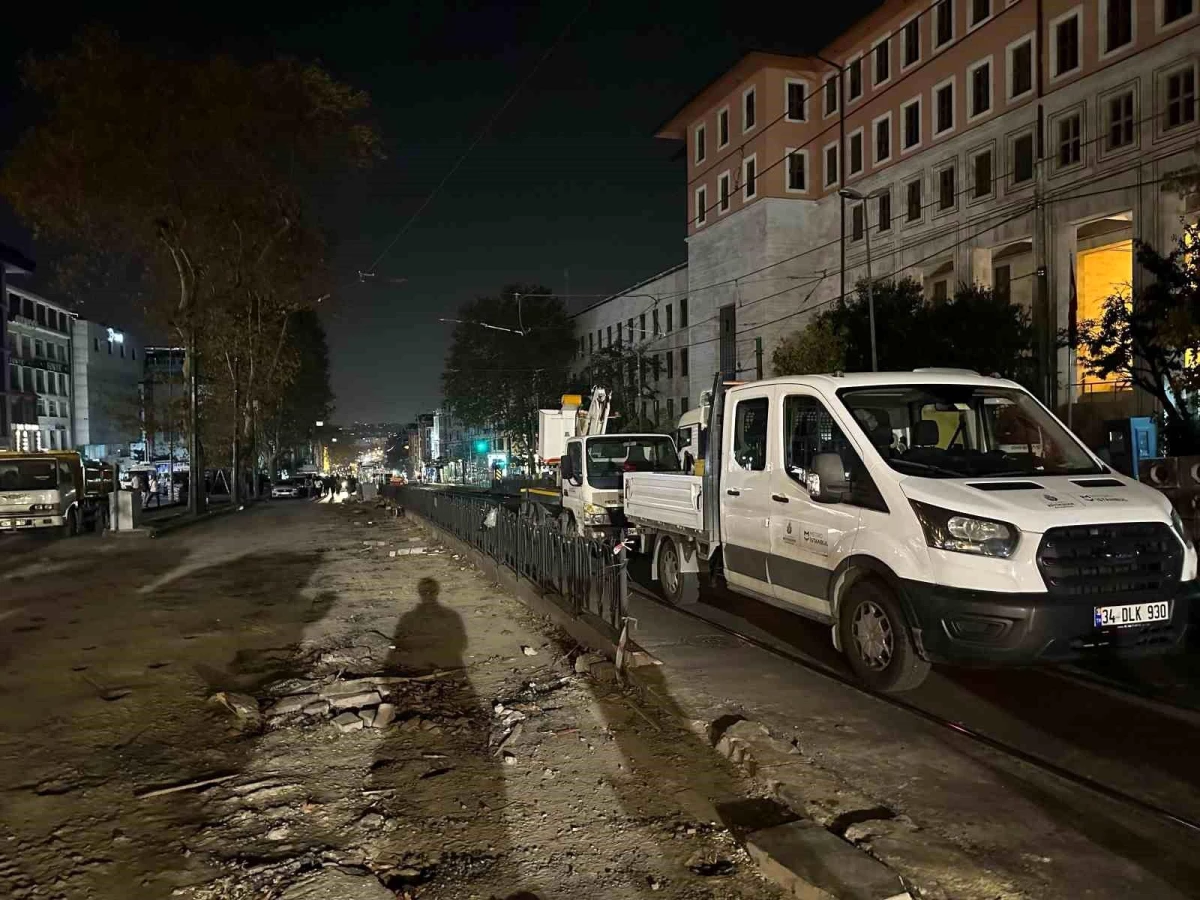 Fatih\'te bir iş makinesi tramvay hattının tellerini kopardı