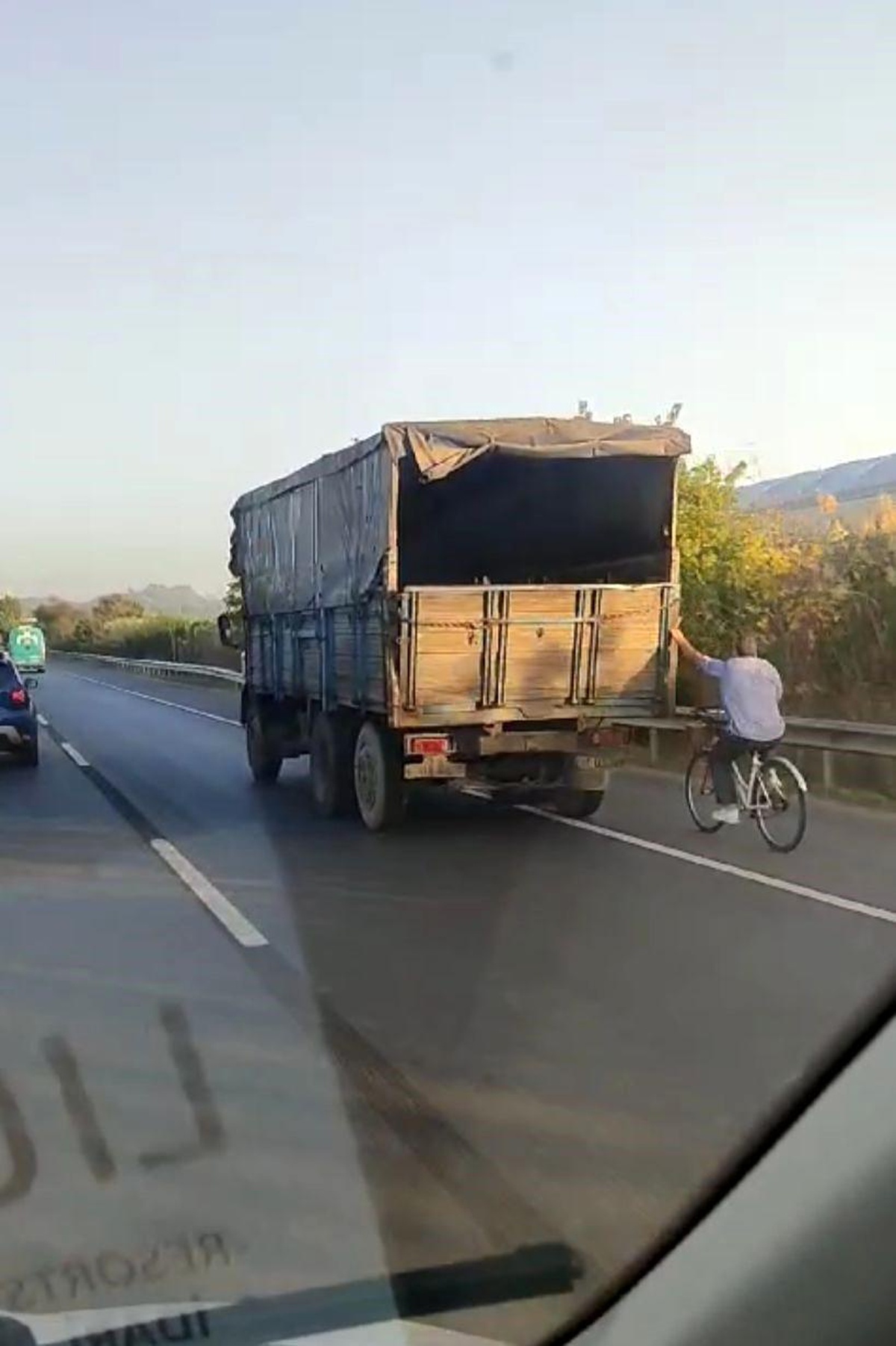 Antalya\'da Bisiklet Sürücüsü Kamyonun Arkasına Tutundu