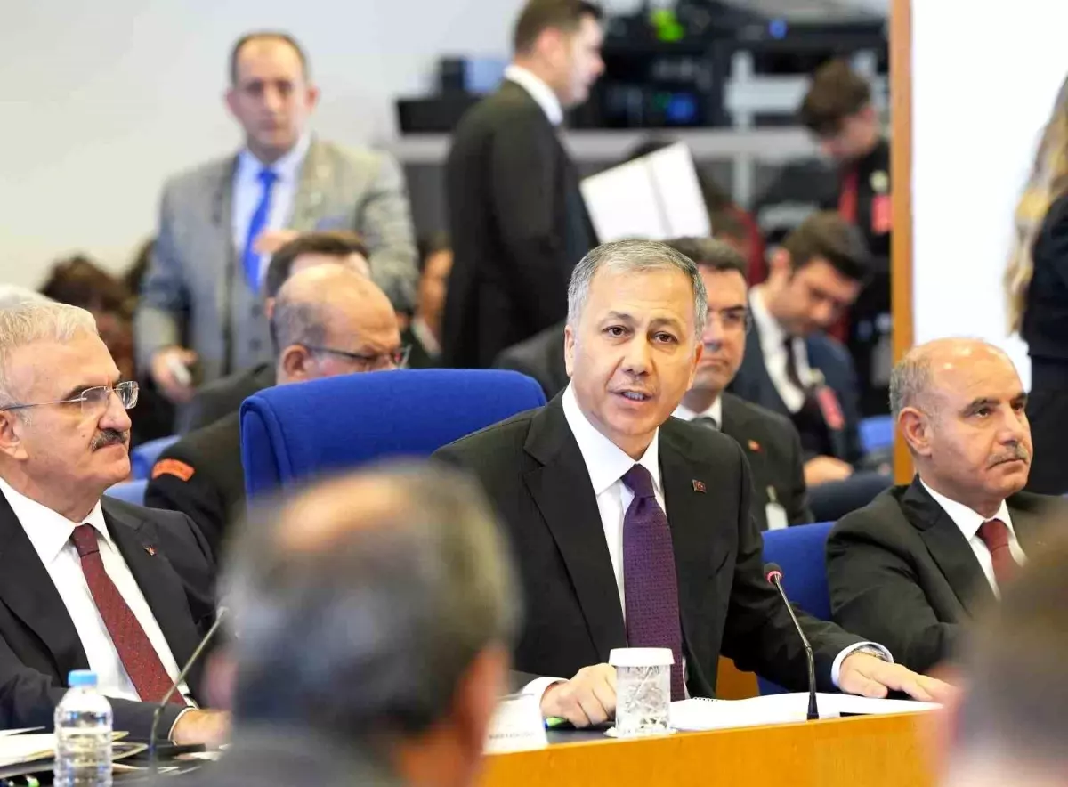 Yerlikaya: "Deprem bölgesinde acil yıkılacak ve yıkık 60 bin 421 bina enkazının tamamı 68 günde kaldırıldı.