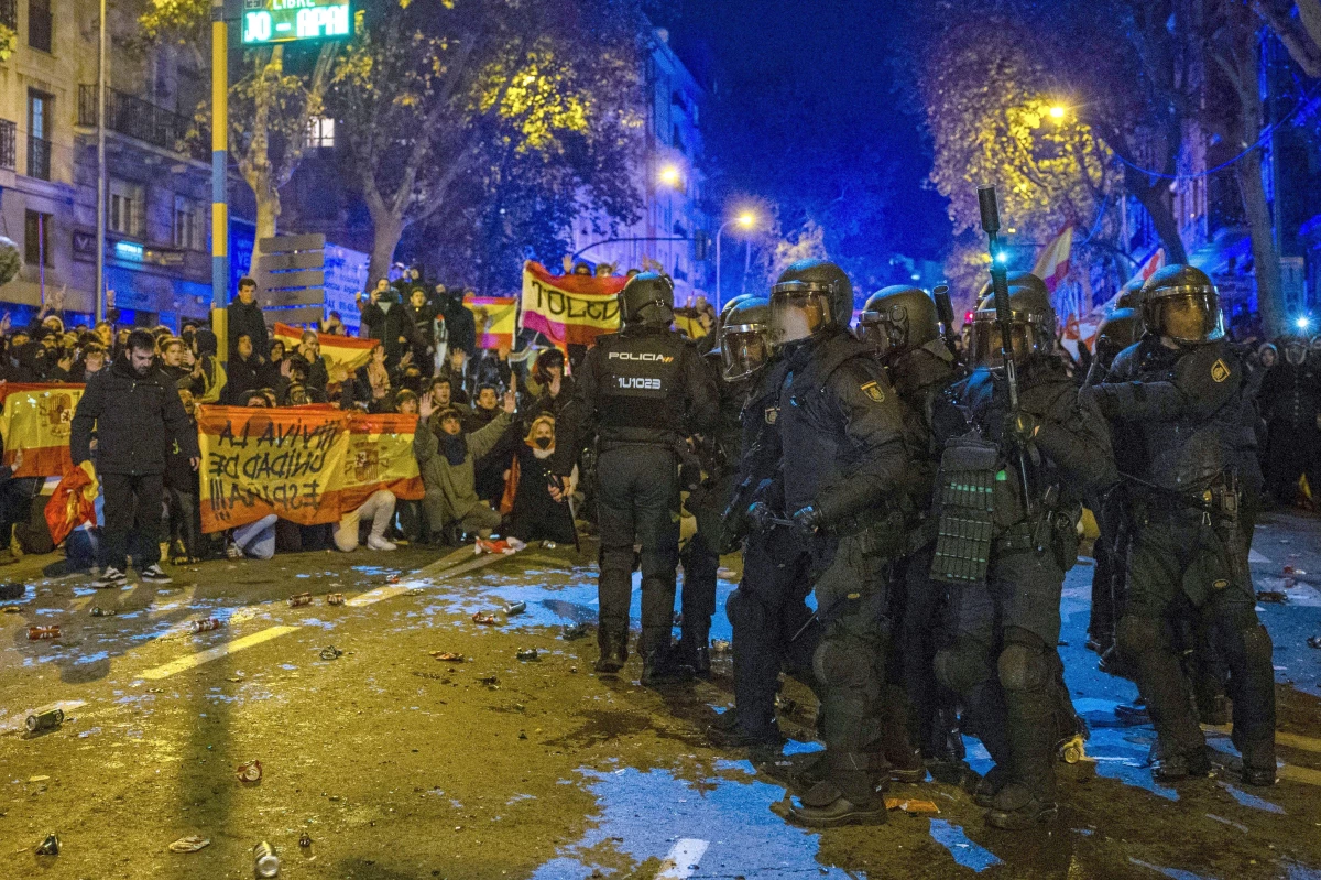 İspanya Başbakanı Pedro Sanchez\'in Katalan ayrılıkçıların serbest bırakılmasına yönelik yasa taslağı protesto edildi