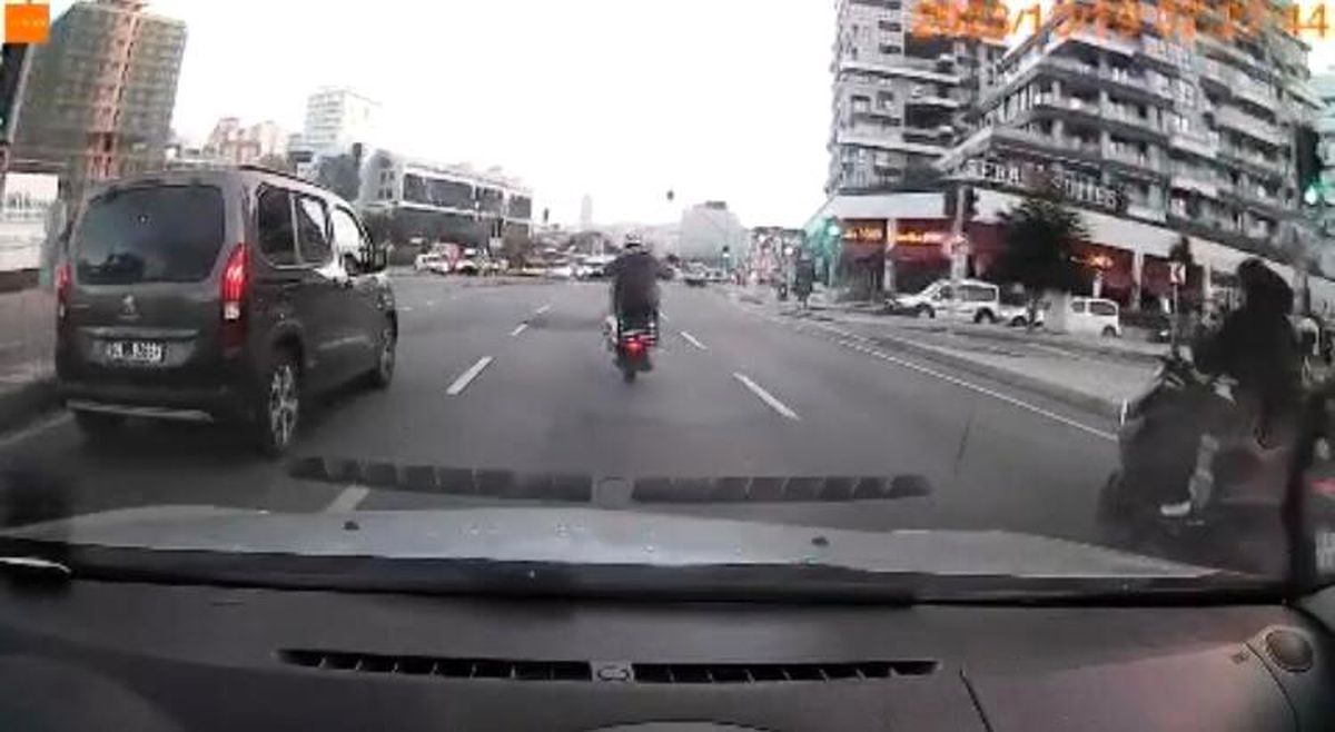 Kağıthane\'de Motosiklet Sürücüsü Plakasını Sökerek Tek Tekerlek Üzerinde Devam Etti