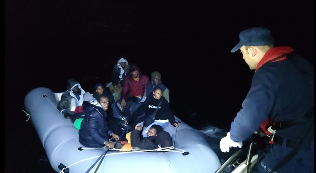 İzmir açıklarında Yunanistan unsurlarınca Türk karasularına itilen 81 düzensiz göçmen kurtarıldı, 33 göçmen yakalandı