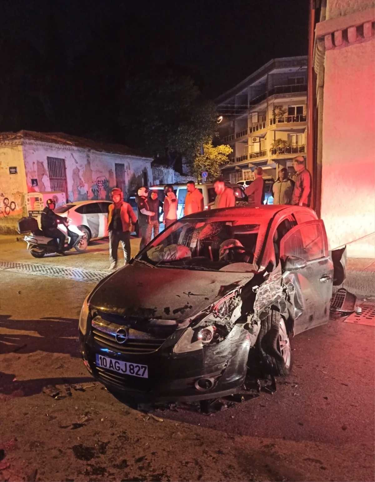 İzmir\'de savrulan otomobilin çarptığı kadın yaralandı