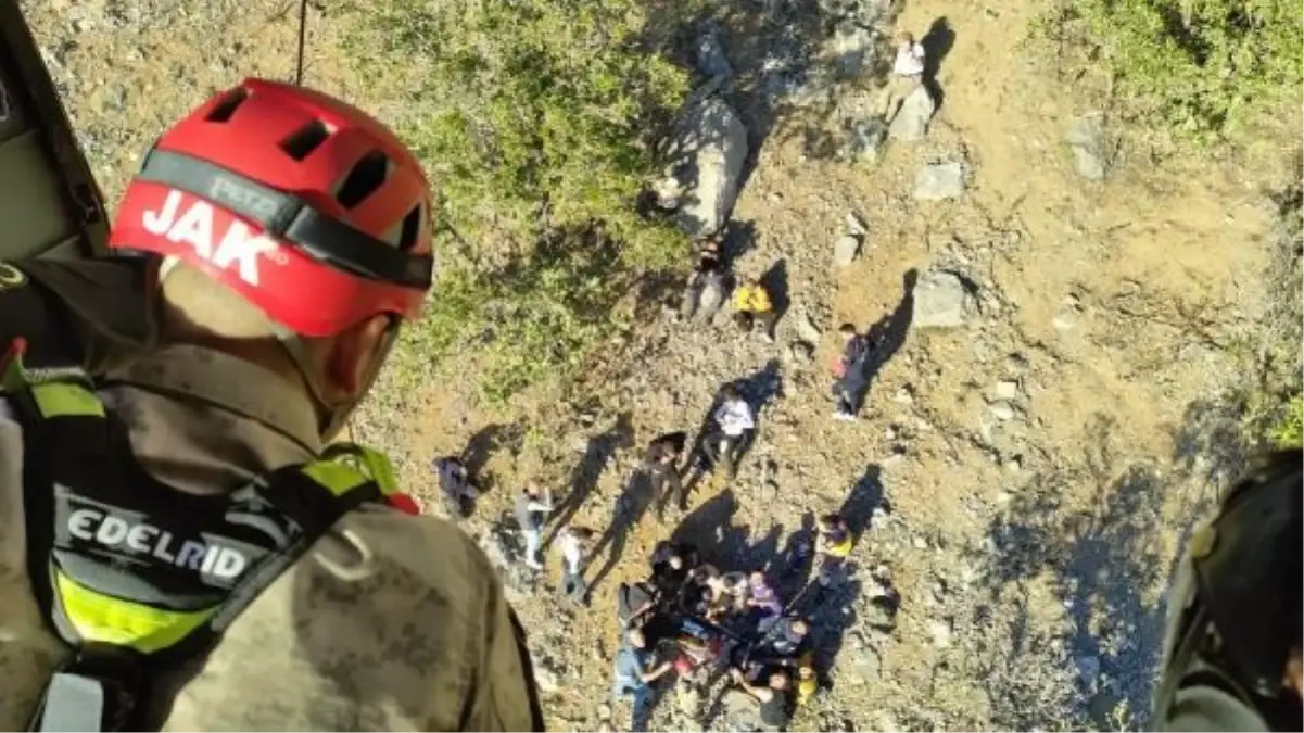 Batman'da avlanmak için çıktığı dağdan düşen kişi helikopterle hastaneye kaldırıldı