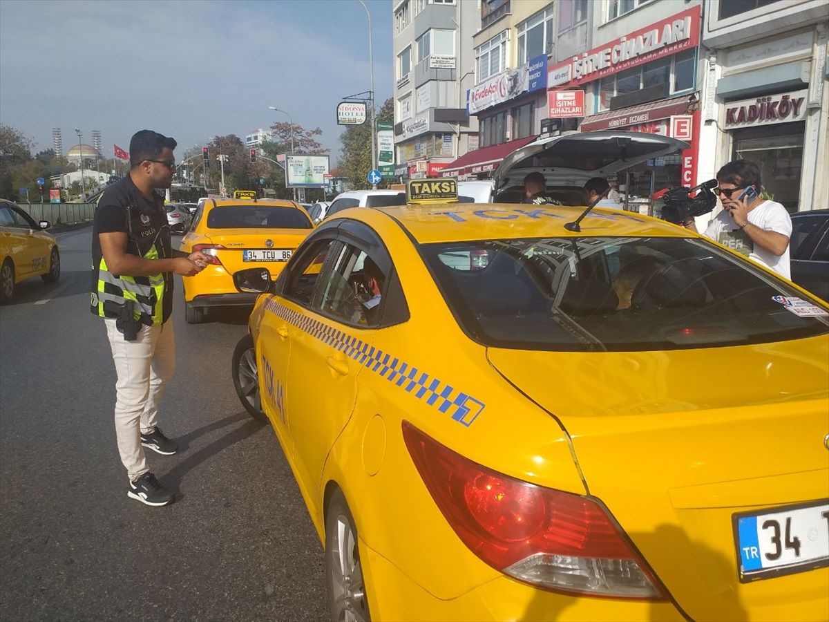 Kadıköy'de Taksicilere Denetim Yapıldı