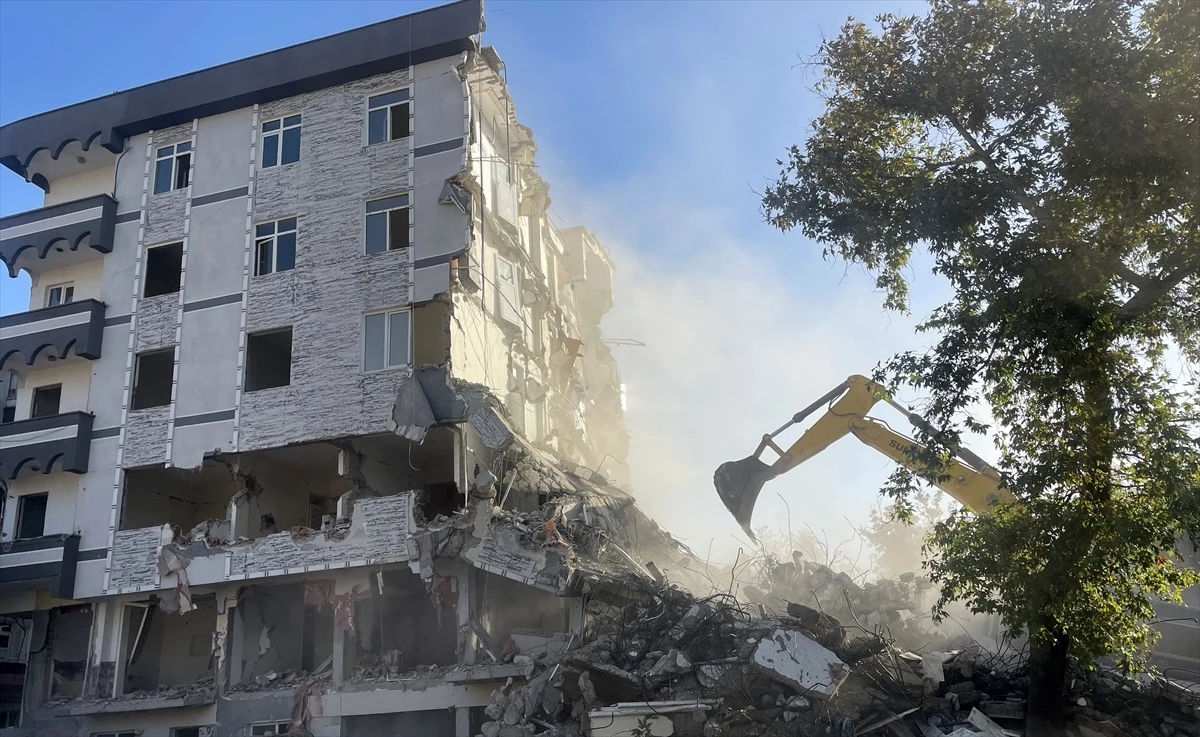 Kahramanmaraş\'ta 6 Şubat depremlerinde ağır hasarlı binalar yıkılıyor