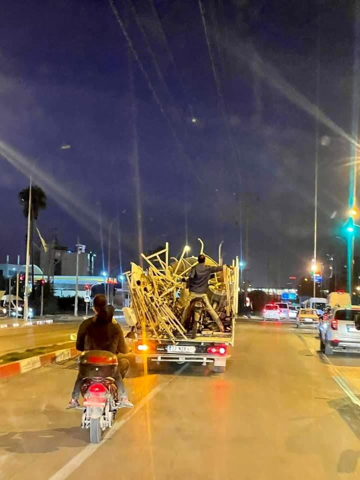 Adana\'da Tehlikeli Yolculuk: Motosikletli Şahıs Kamyonet Kasasında