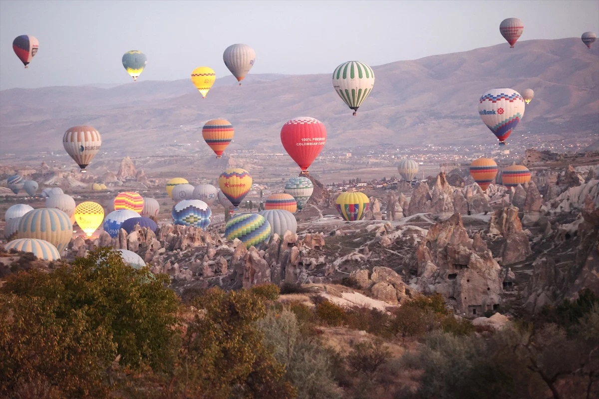 Kapadokya\'da Sıcak Hava Balon Turuna Yoğun İlgi