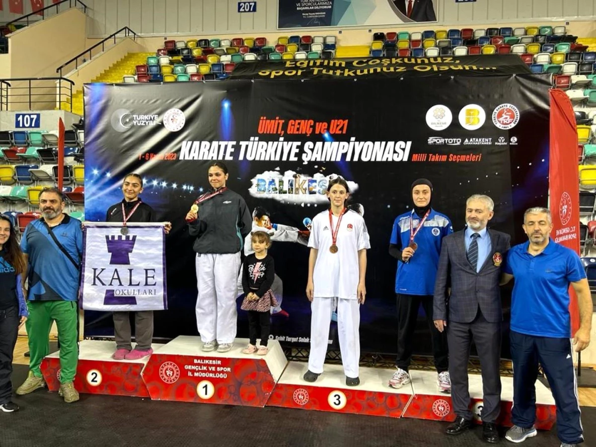 Kağıtsporlu Karateciler Ümit Genç U21 Türkiye Karate Şampiyonasından 10 Madalyayla Döndü