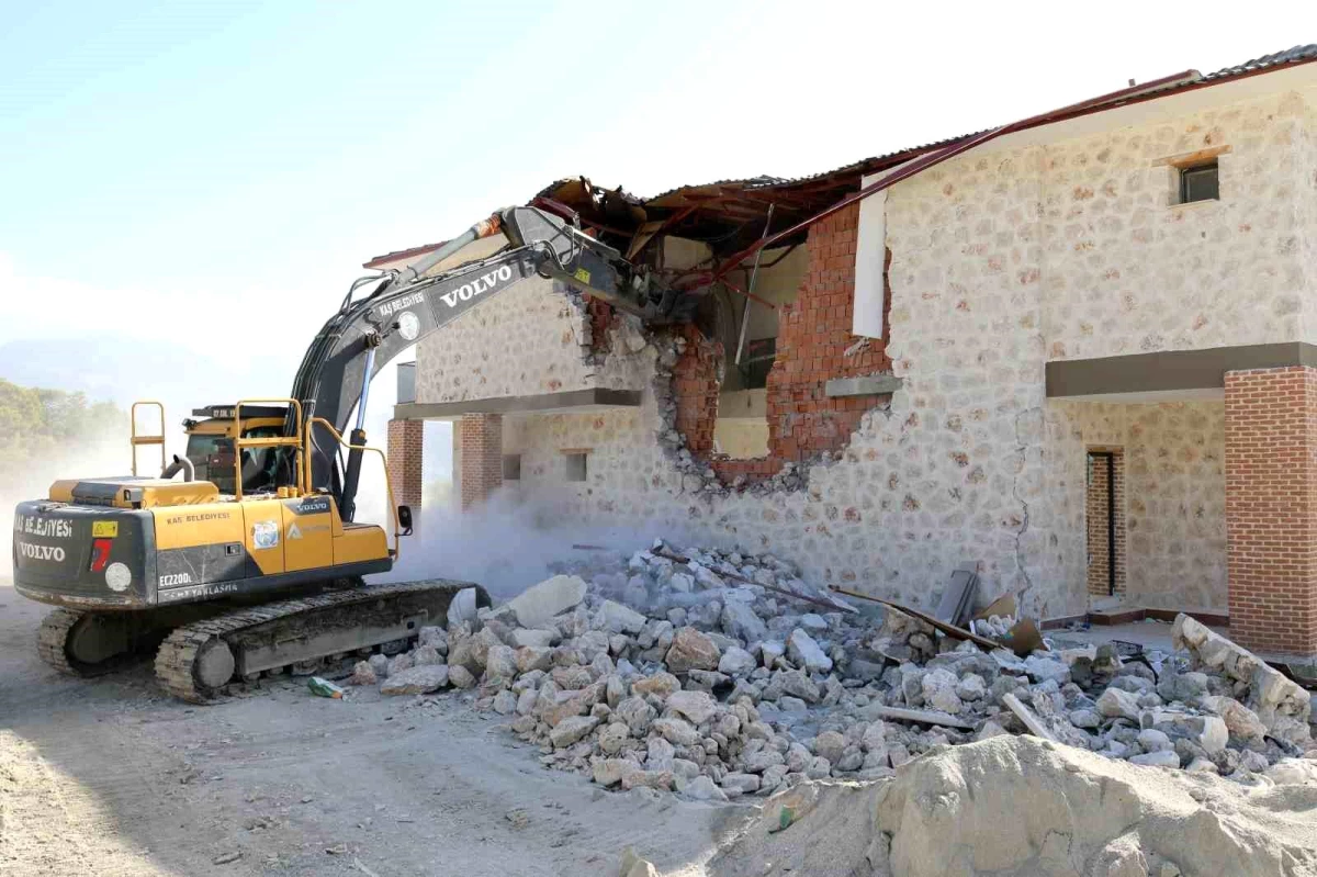 Antalya\'da Kaçak ve İzinsiz Binalar Yıkıldı