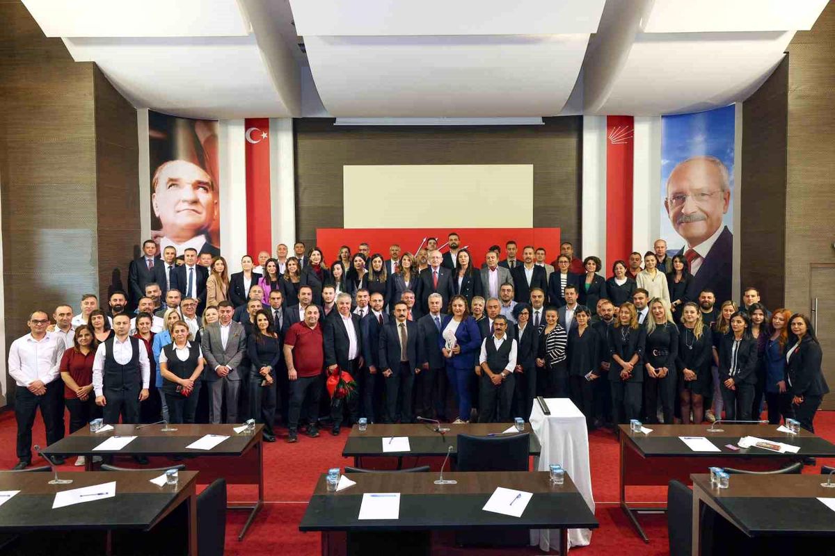 Kılıçdaroğlu, parti genel merkezinde görev yapan personelle vedalaştı