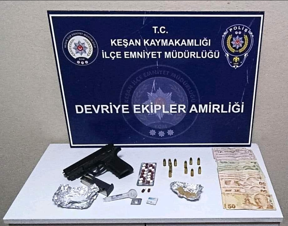 Keşan\'da Uyuşturucu ve Silah Operasyonu: Şüpheli Şahsın Üzerinde ve Evinde Ele Geçirildi