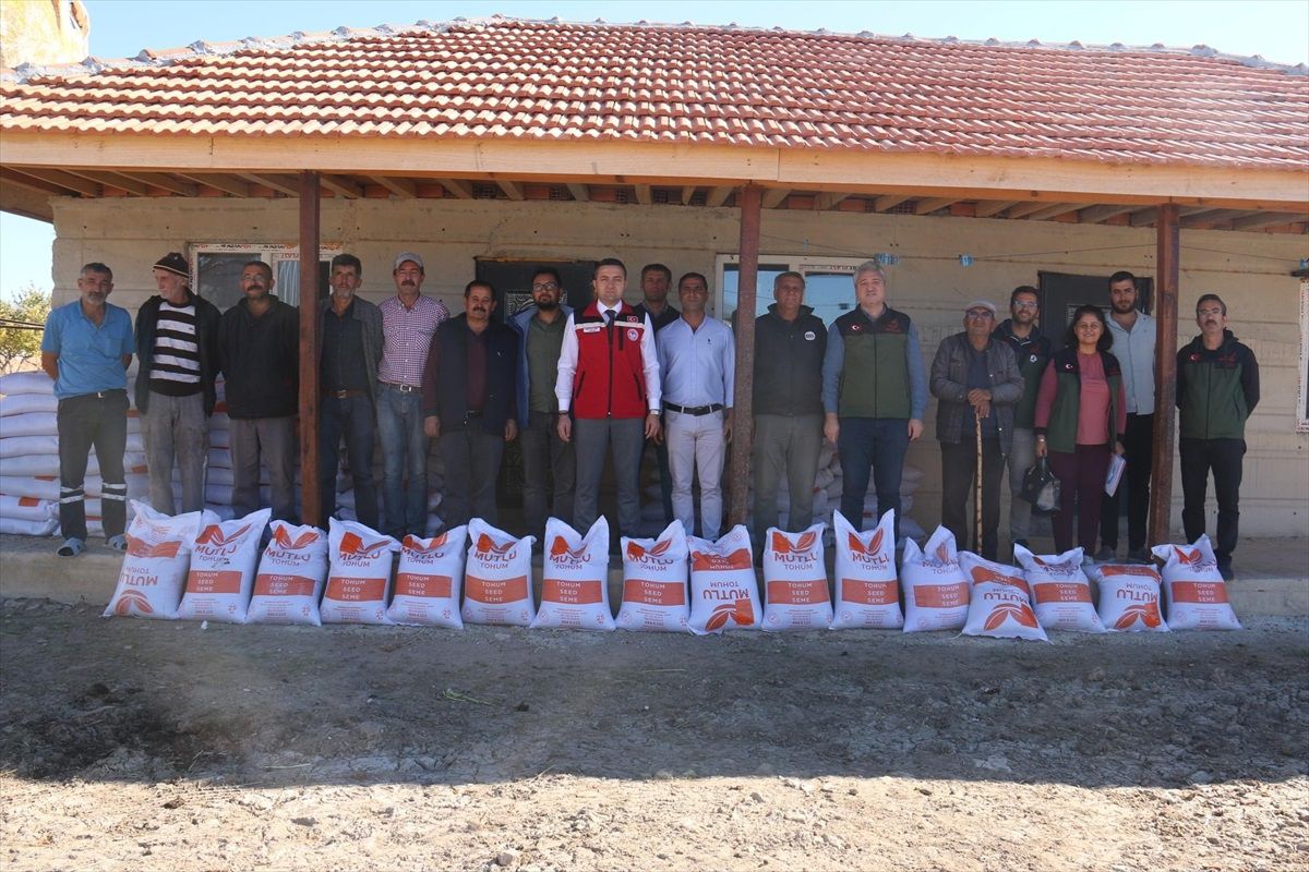 Kırşehir Tarım ve Orman Müdürlüğü, çiftçilere Macar fiği tohumu dağıttı