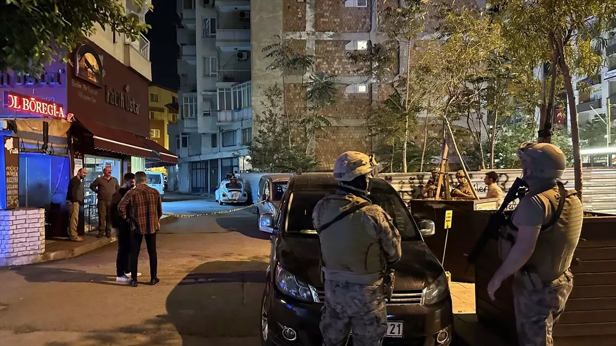 Antalya'da silahlı şahıs polis tarafından evden çıkarıldı