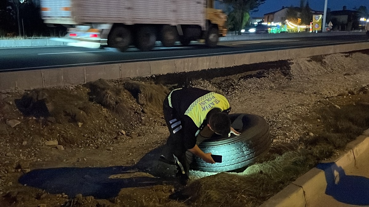 Kütahya\'da Yol Kenarında Bekleyen Genç Kadına Tekerlek Çarptı