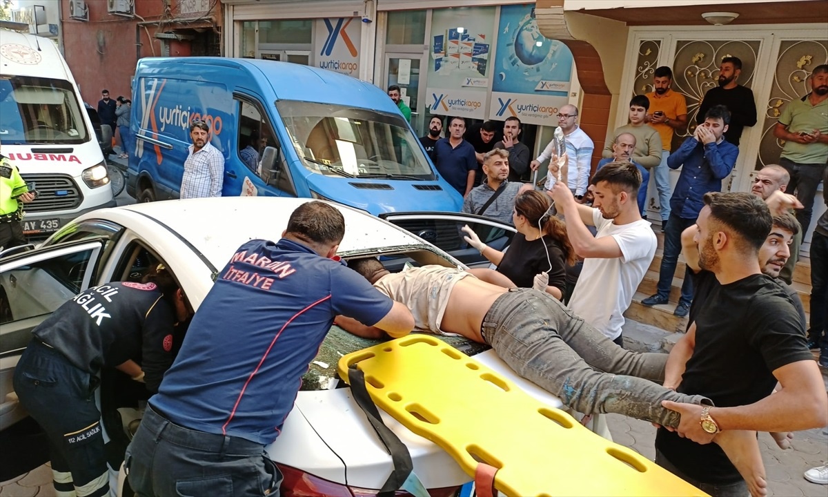 Mardin\'de bir genç bisikletle çarptığı otomobilin camından içeri girip yaralandı