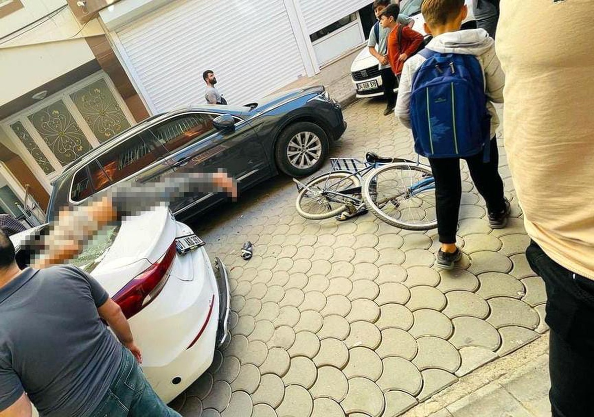 Mardin\'de Bisiklet Sürücüsü Otomobilin Arka Camına Saplandı