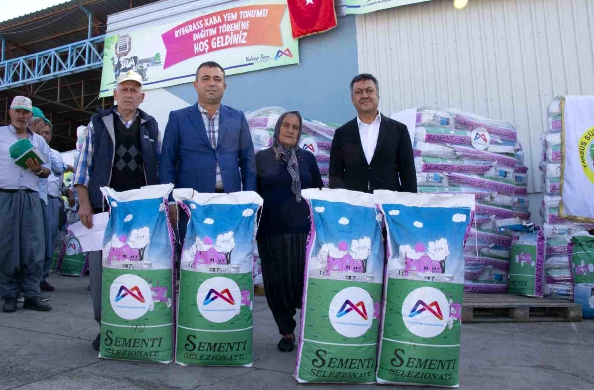 Mersin Büyükşehir Belediyesi, Tarsuslu Üreticilere Kaba Yem Tohumu Dağıttı