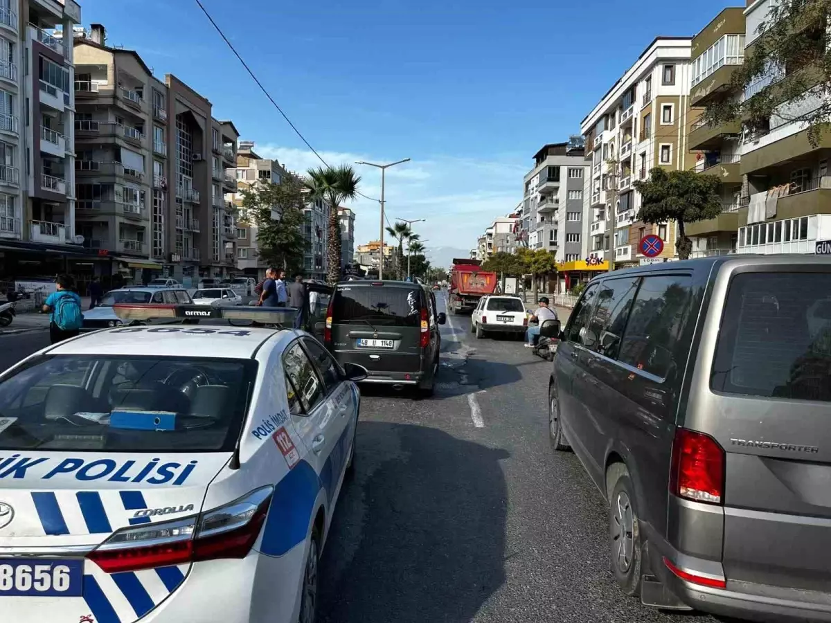 Muğla\'da Zincirleme Trafik Kazası: 2 Yaralı
