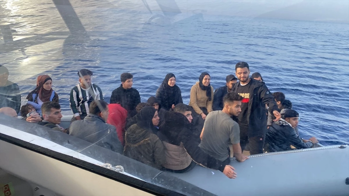 Muğla\'nın Datça ilçesi açıklarında 57 düzensiz göçmen kurtarıldı, 45 göçmen yakalandı
