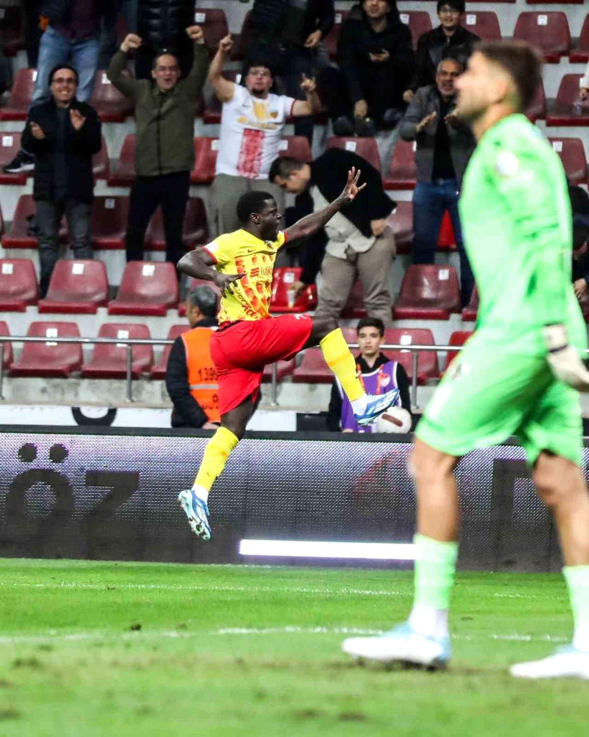 Kayserispor\'un Olivier Kemen\'i Alanyaspor maçında attığı golle sevindi