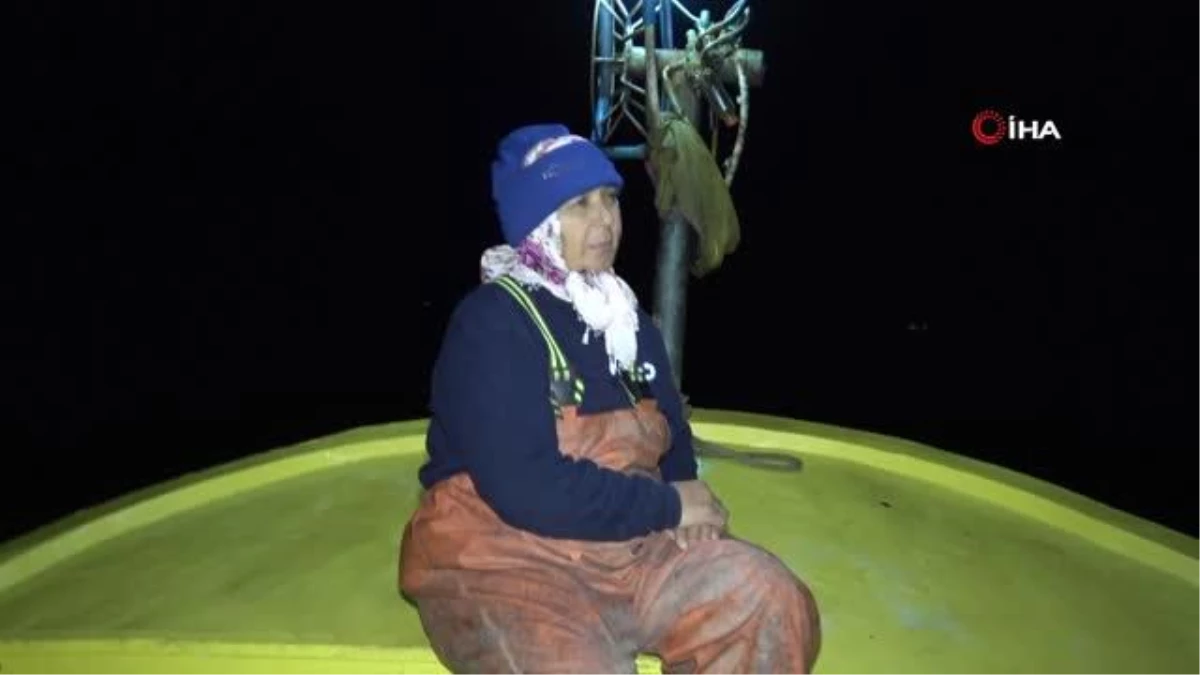 Ordu\'da Kadın Balıkçılar Karadeniz\'in Hırçın Sularında Balık Avlıyor
