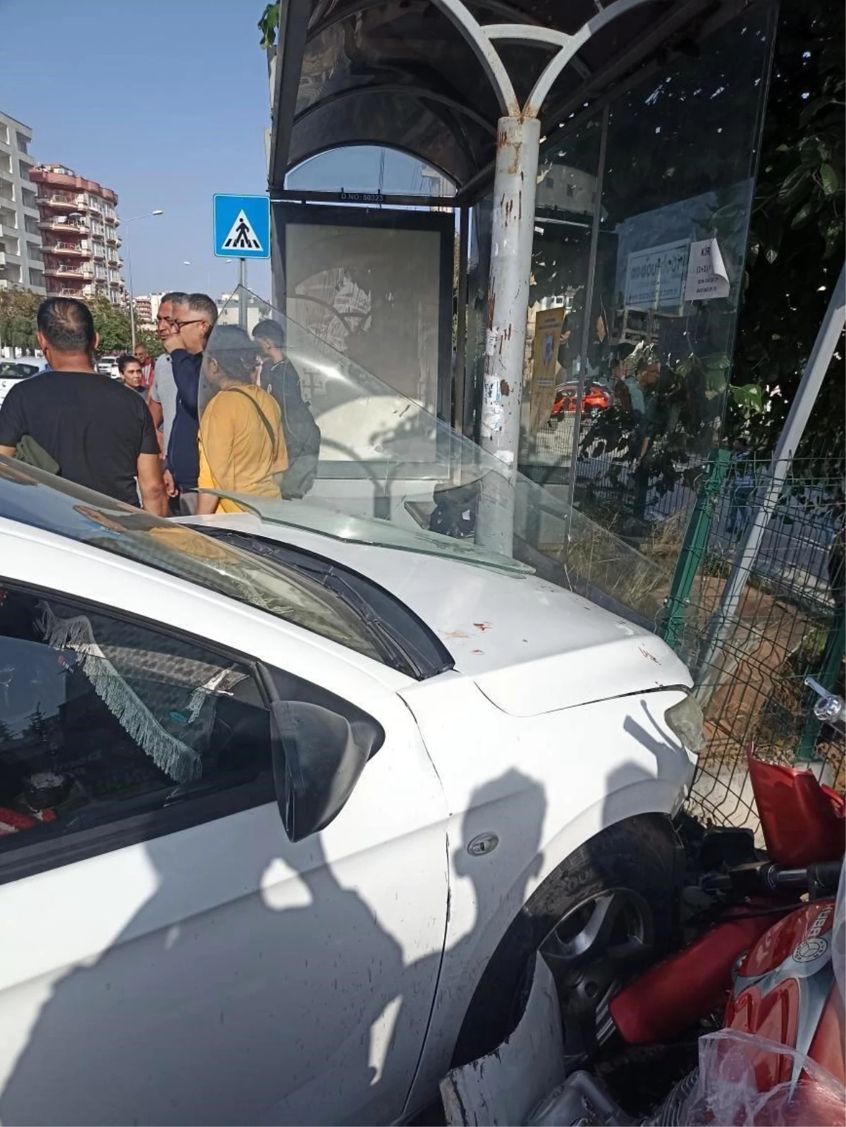 Mersin\'de otomobil otobüs durağına daldı, öğrenciler yaralandı
