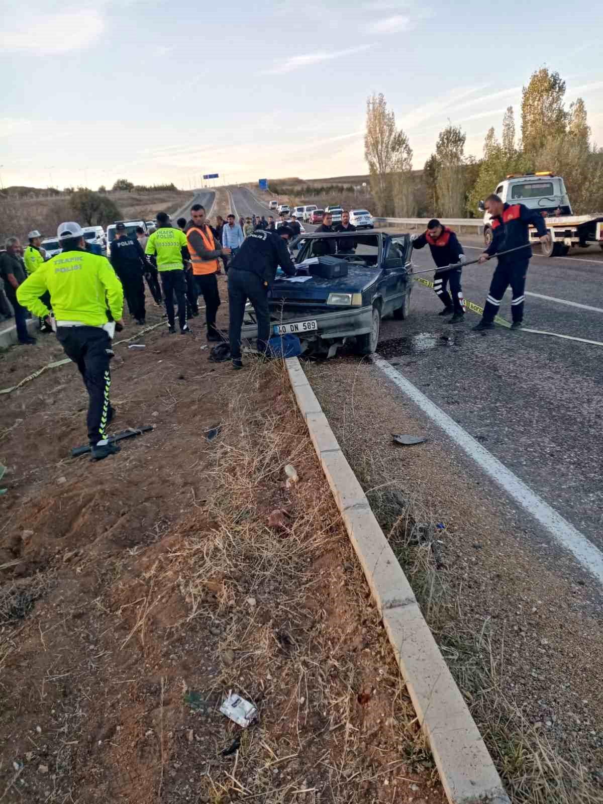 Kırşehir\'de Kontrolden Çıkan Otomobilin Refüje Çarpması Sonucu 1 Kişi Hayatını Kaybetti