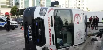 Bursa'da Ambulans ve Otomobil Kavşakta Çarpıştı
