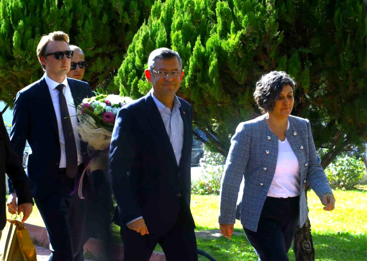 CHP Genel Başkanı Özgür Özel ve Eşi Kemal Kılıçdaroğlu\'nu Evlerinde Ziyaret Etti