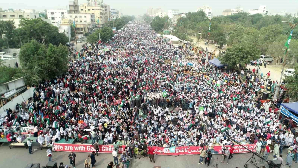 Pakistan\'da Binlerce Öğrenci Filistin\'e Destek Yürüyüşü Gerçekleştirdi