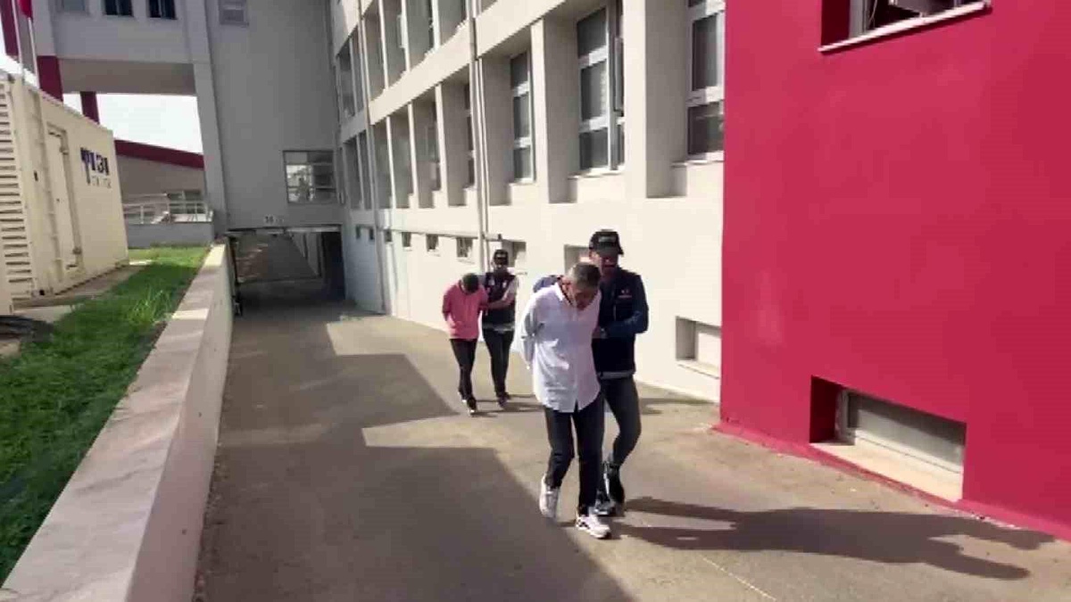 Adana\'da Narkotik Polisi Tarafından Durdurulan Pikapta 122 Kilo Skunk Ele Geçirildi