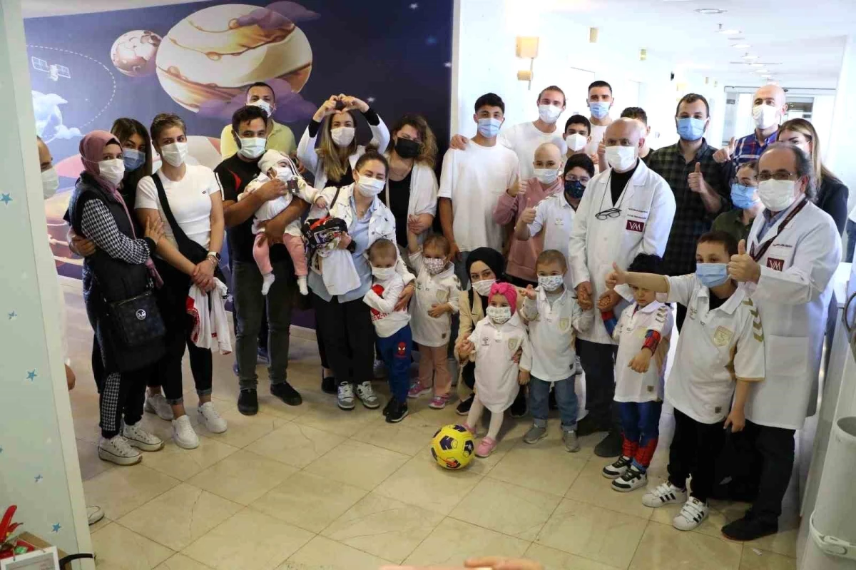 Samsunsporlu Futbolcular Lösemili Çocukları Ziyaret Etti