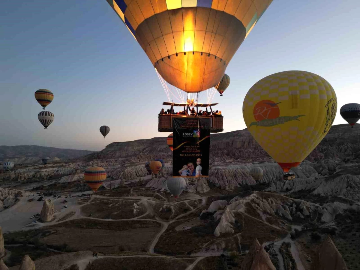Kapadokya\'da Sıcak Hava Balonları Lösemili Çocuklar İçin Havalandı